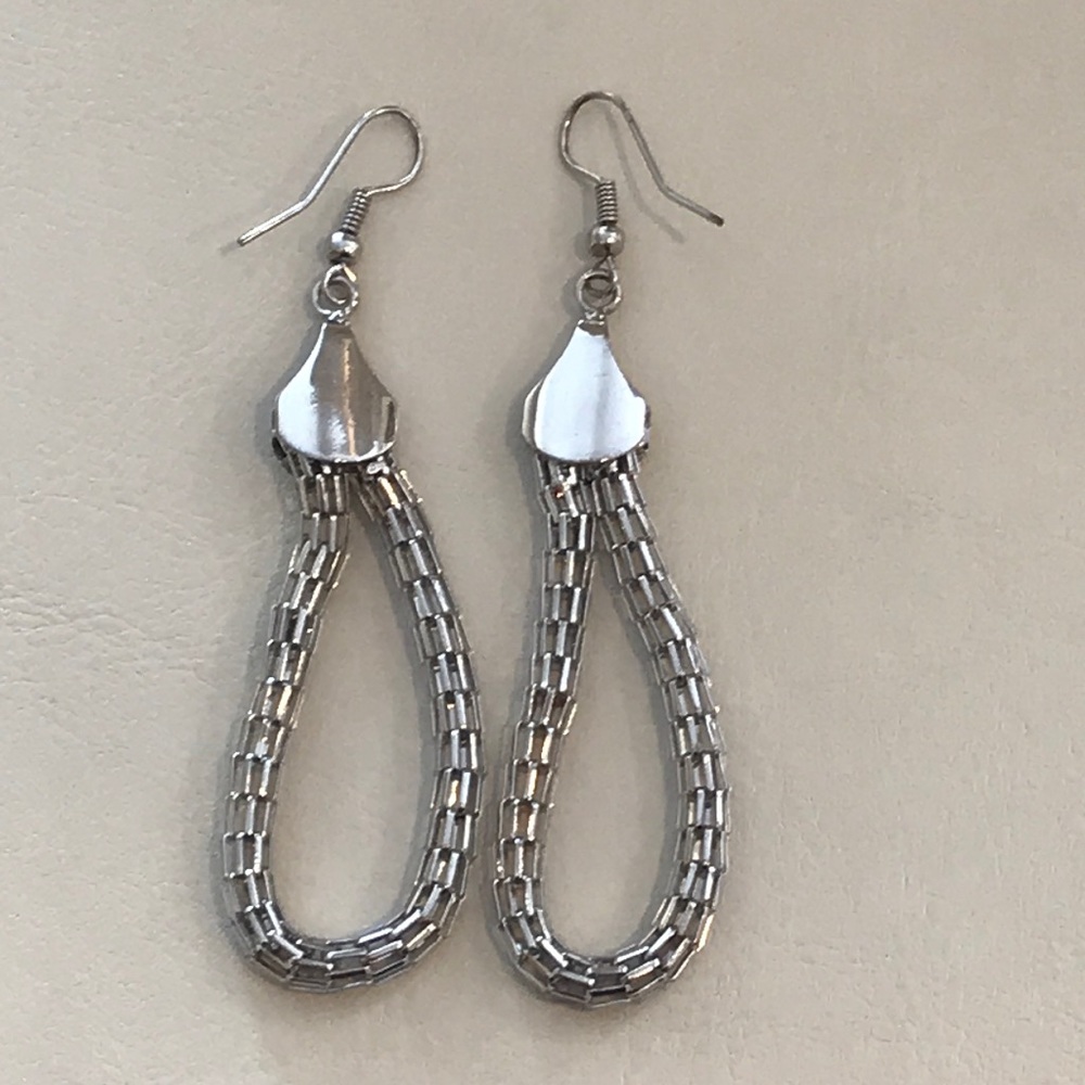 ELEGANT SILVER EARRINGS